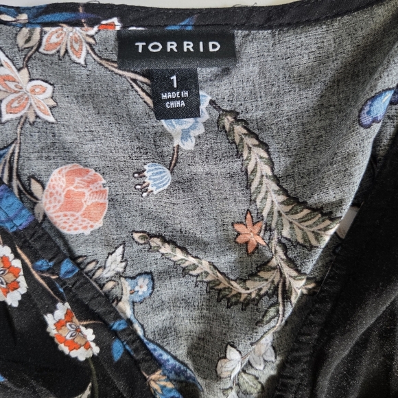 Torrid black and floral stretch waist with tie flutter sleeves sz 1X - Picture 3 of 5